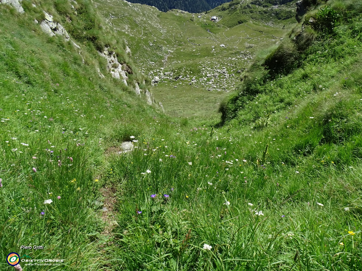 57 In discesa dal canalino seguo labile ripida traccia.JPG